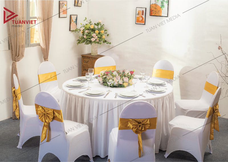 Bàn tròn lớn với quây vàng đồng cho thuê bàn ghế ăn cỗ sang trọng