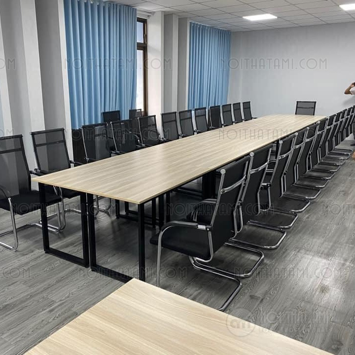 Bàn văn phòng chân sắt chữ U tông màu đen và gỗ