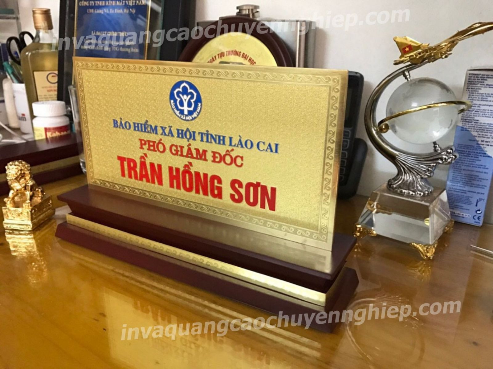 Bảng tên để bàn làm việc bằng đồng dày 2mm mạ vàng sang trọng
