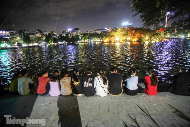bắt ghế ngồi hóng