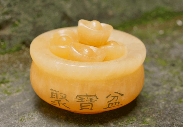 Bát Tụ Bảo chứa đựng tài lộc, vật phẩm phong thủy cho người Giáp Tý