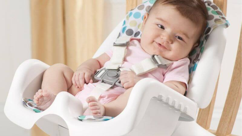 Bé 6 tháng tuổi ngồi trong ghế hơi tập ngồi, chuẩn bị cho giai đoạn phát triển tiếp theo