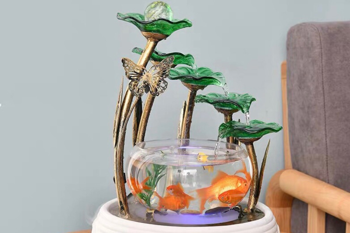 Bể cá để bàn có thác nước và cây thủy sinh, mang vẻ đẹp tự nhiên