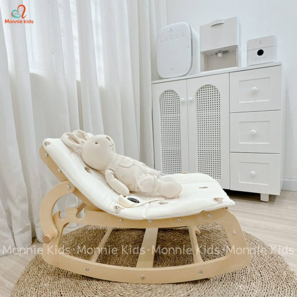 Bé chơi đùa an toàn trên ghế nhún bập bênh có thanh đồ chơi