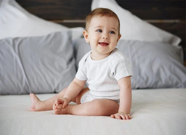 Bé có thể ngồi vững trên ghế ăn dặm khi đủ tuổi và kỹ năng