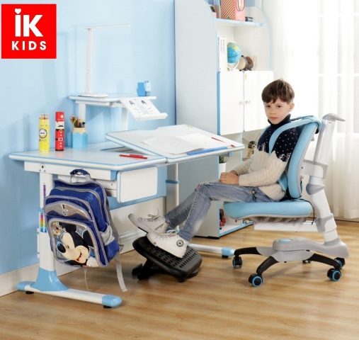 bé gái ngồi học trên bộ bàn ghế chống gù chống cận