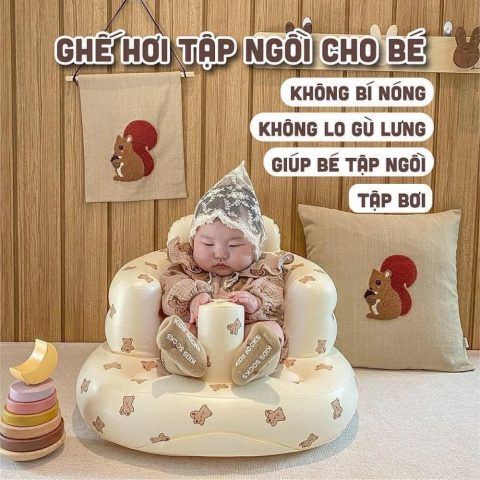 Bé gái vui vẻ ngồi trên ghế hơi tập ngồi cho bé màu vàng, hỗ trợ cột sống non nớt