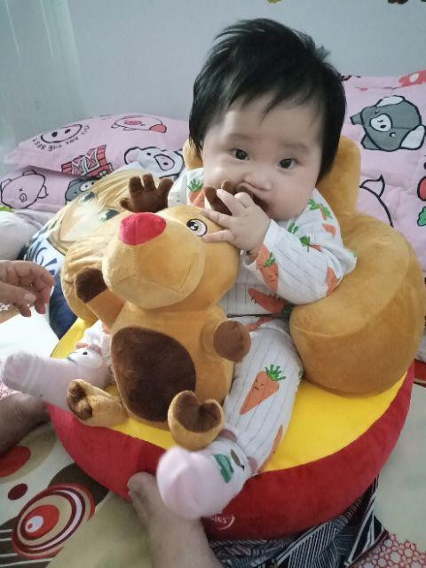 Bé gái vui vẻ trên ghế tập ngồi Huggies hình kỳ lân mềm mại