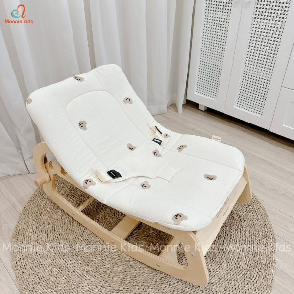 Bé lớn ngồi chơi vui vẻ trên ghế bập bênh gỗ chuyển đổi thành ghế tựa