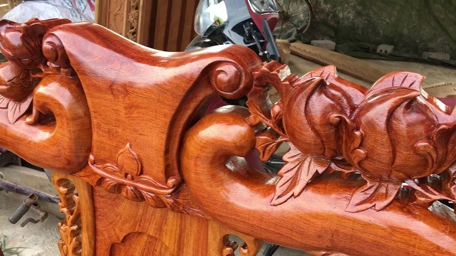 Bề mặt bàn ghế gỗ được phủ vecni với màu sắc tự nhiên, làm nổi bật vân gỗ