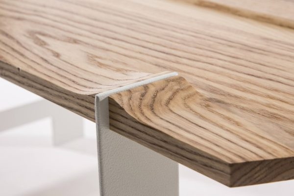 Bề mặt vân gỗ tần bì tự nhiên, thể hiện vẻ đẹp mộc mạc