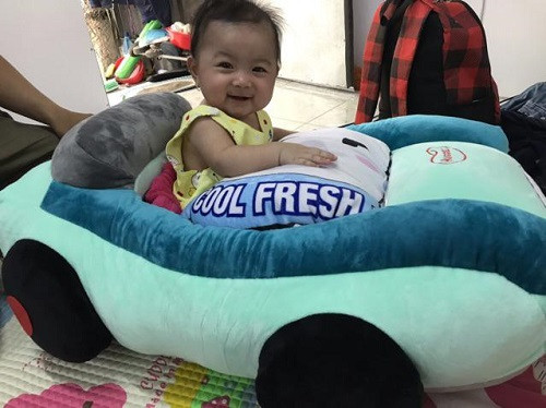 Bé ngồi chơi hoặc ăn dặm trên ghế tập ngồi Huggies thoải mái