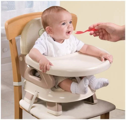 Bé ngồi ghế ăn dặm với món ăn yêu thích