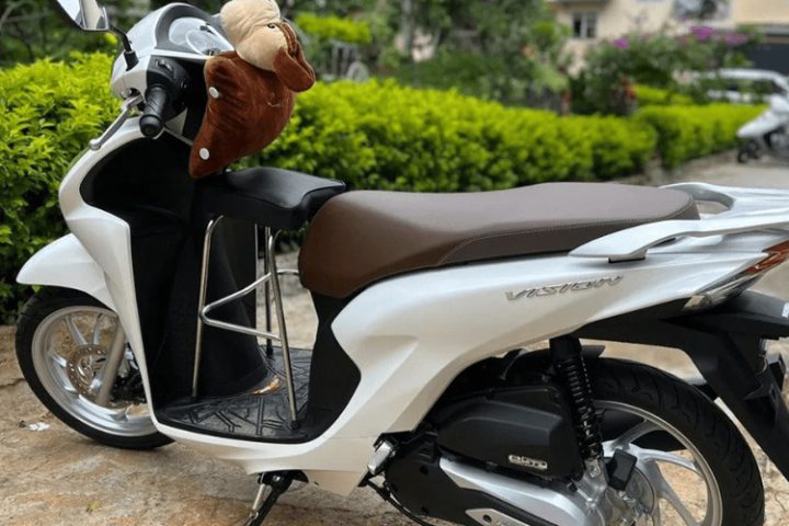 bé ngồi ghế xe máy trẻ em tự tin