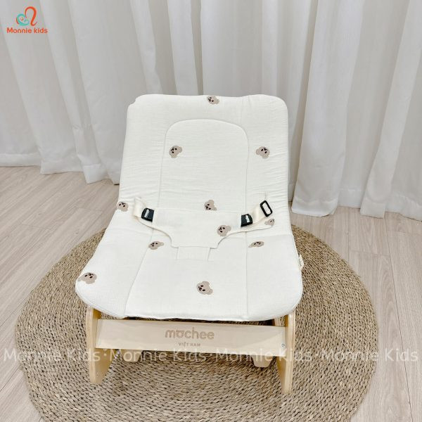 Bé sơ sinh thư giãn trên ghế nằm bập bênh ở chế độ ngả thấp