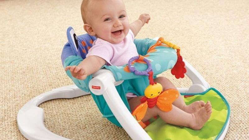 Bé sơ sinh vui vẻ tập ngồi với ghế hơi hỗ trợ
