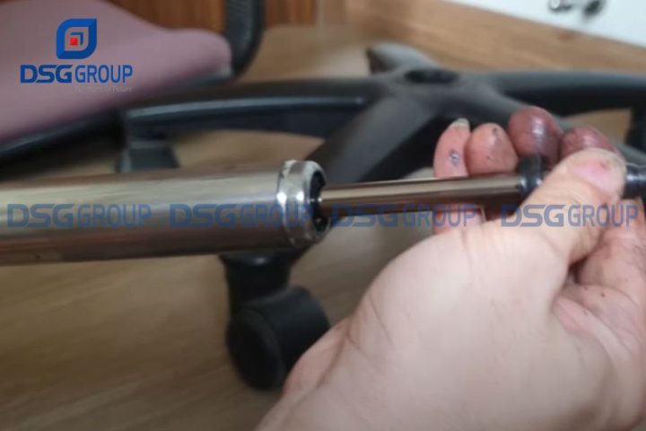 Ben hơi ghế xoay cũ kỹ sau thời gian dài sử dụng cần thay thế