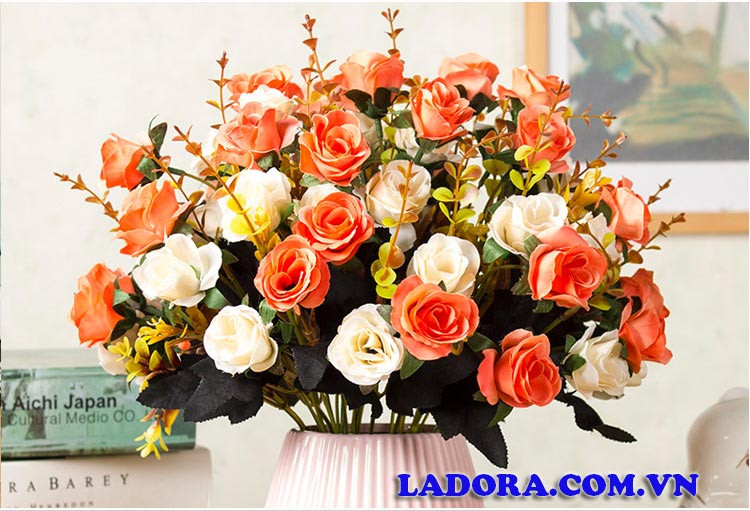 Bình hoa hồng lụa màu hồng pastel trang nhã cho bàn trà