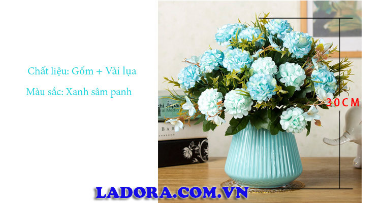Bình hoa hồng trắng sang trọng phù hợp đặt trên bàn uống nước