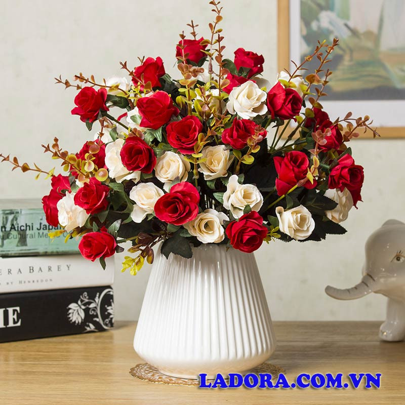 Bình hoa lụa tổng hợp nhiều màu sắc tươi tắn trên bàn uống nước