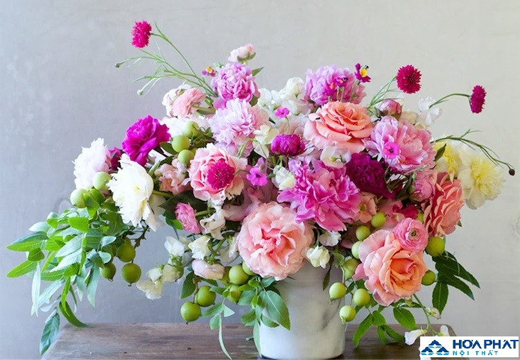 bình hoa mẫu đơn tươi tắn cho bàn ăn gia đình