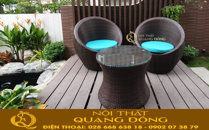 Bộ bàn 2 ghế giả mây hình trứng với nệm xanh nổi bật