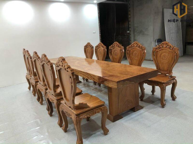 Bộ bàn ăn 10 ghế gỗ gụ Đồng Kỵ, với mặt bàn rộng rãi, phục vụ hoàn hảo cho các bữa tiệc gia đình.