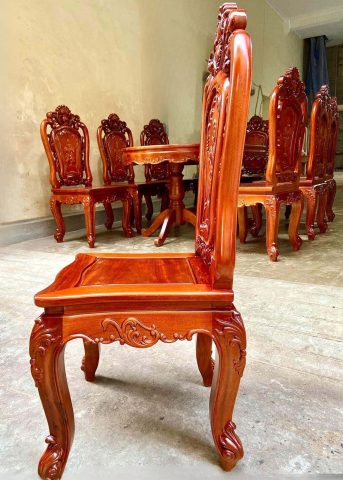 Bộ bàn ăn 10 ghế gỗ xoan đào cổ điển chạm khắc tinh xảo cho không gian sang trọng.