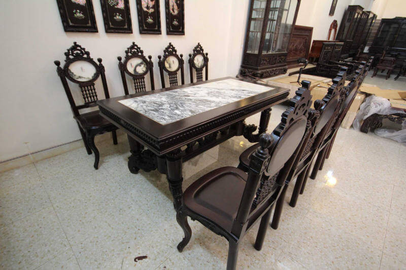 Bộ bàn ăn 8 ghế gỗ gụ Đồng Kỵ với thiết kế hiện đại, mang đến sự tiện nghi và vẻ đẹp cho không gian bếp.