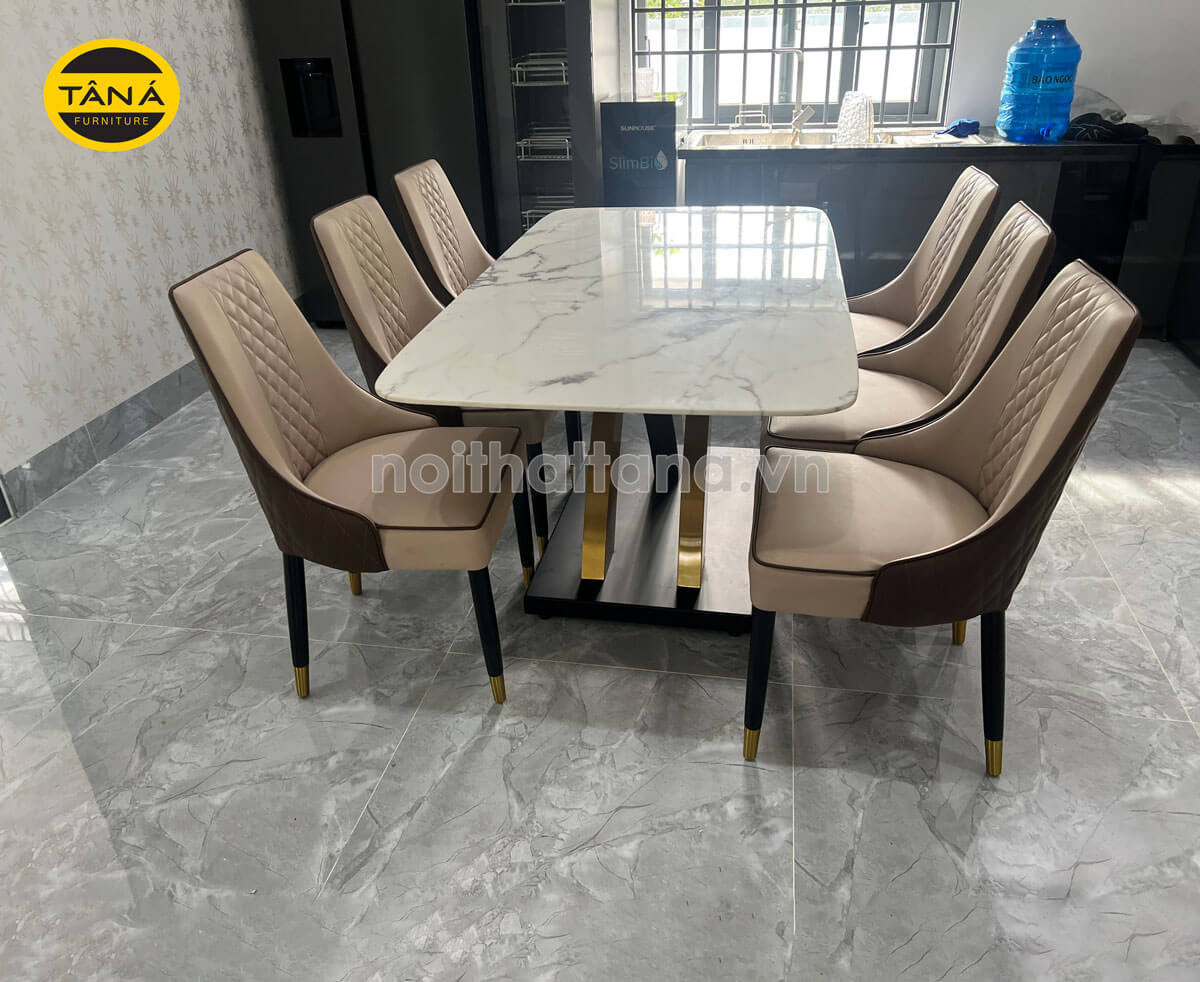 Bộ bàn ăn cao cấp nhập khẩu được đặt sát tường trong phòng bếp nhỏ