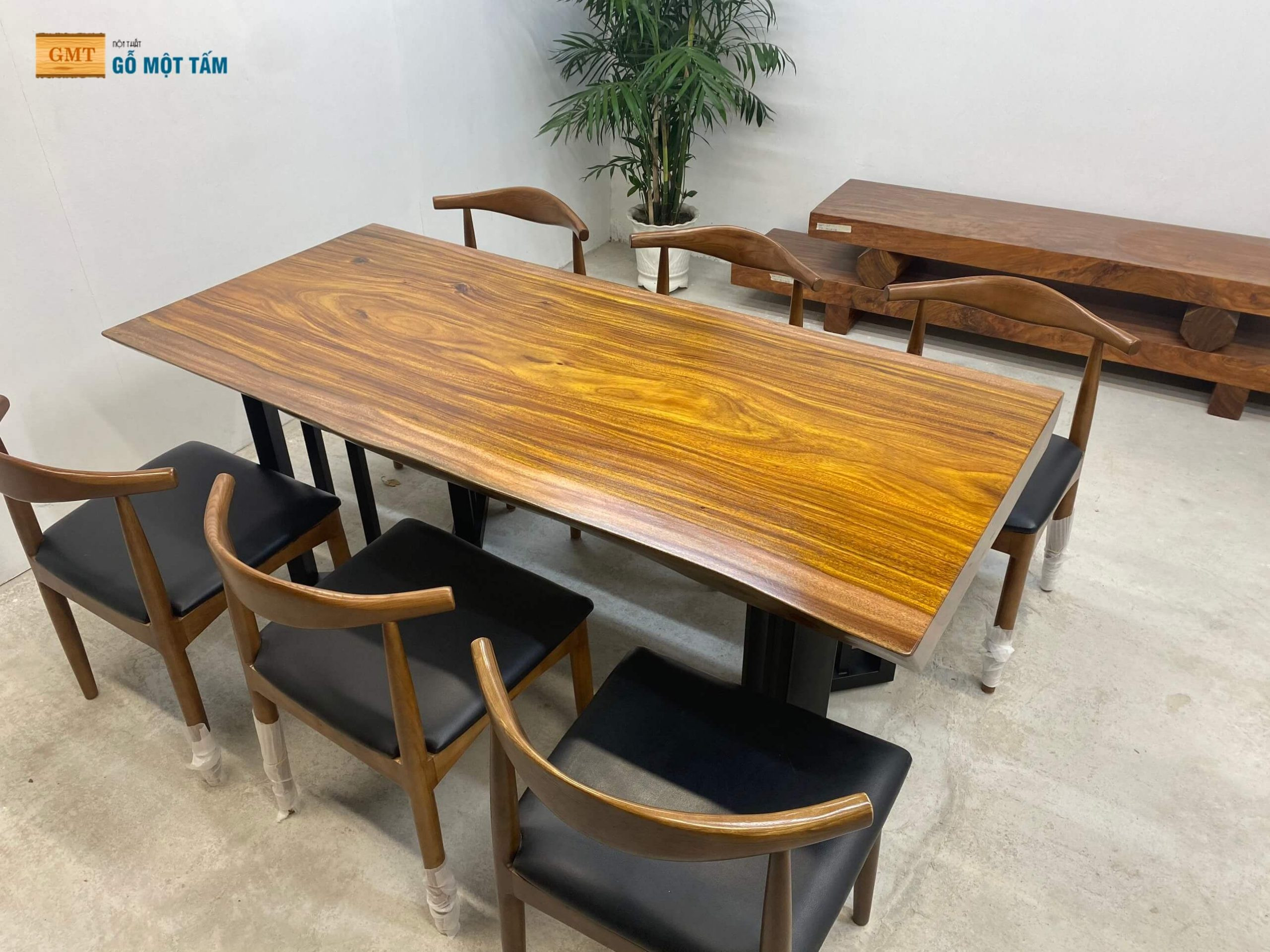Bộ bàn ăn gỗ lim nguyên khối với chân sắt hiện đại