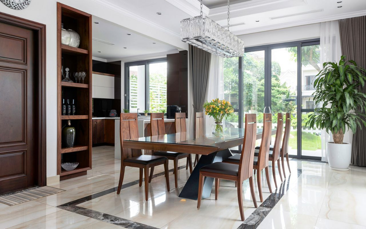 Bộ bàn ăn gỗ với ghế bọc nệm êm ái, mang đến sự thoải mái và sang trọng