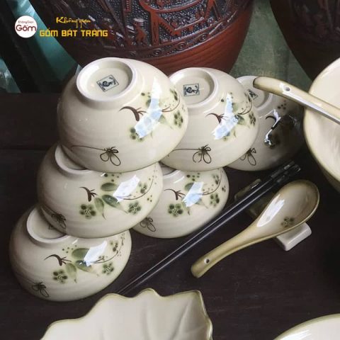 Bộ bàn ăn gốm sứ Bát Tràng với họa tiết vẽ chuồn tre tinh xảo cho bữa cơm ngày Tết