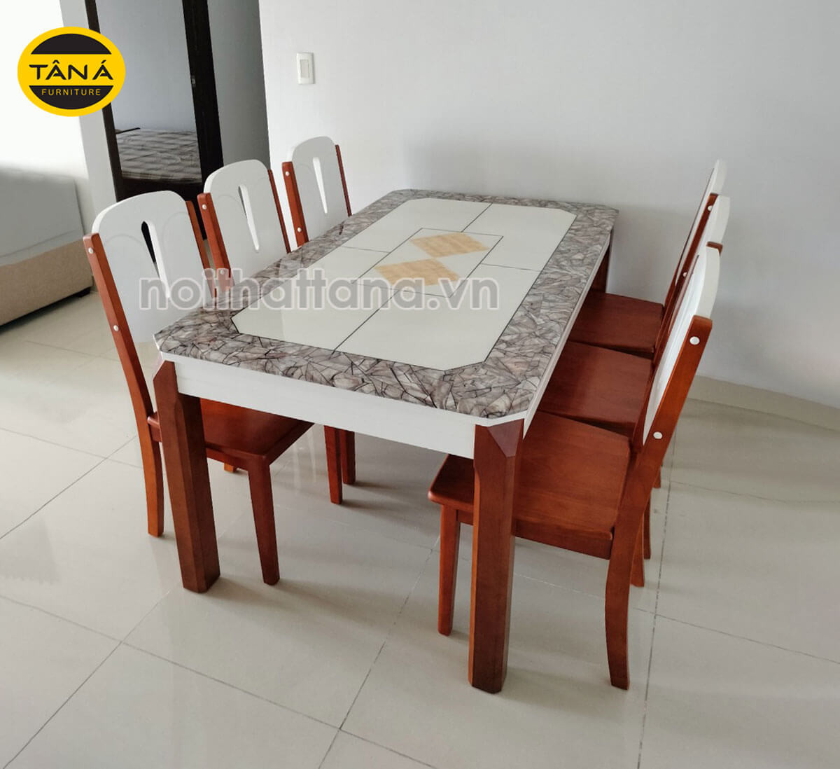 Bộ bàn ăn hiện đại được bố trí giữa phòng khách và bếp nhỏ
