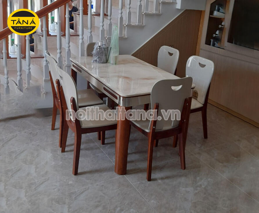 Bộ bàn ăn mặt đá màu sáng hài hòa cho phòng bếp nhỏ