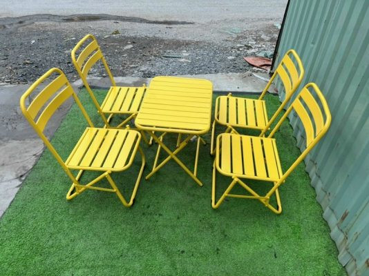 Bộ bàn ghế ban công gấp gọn màu vàng rực rỡ mang đến sự tươi mới