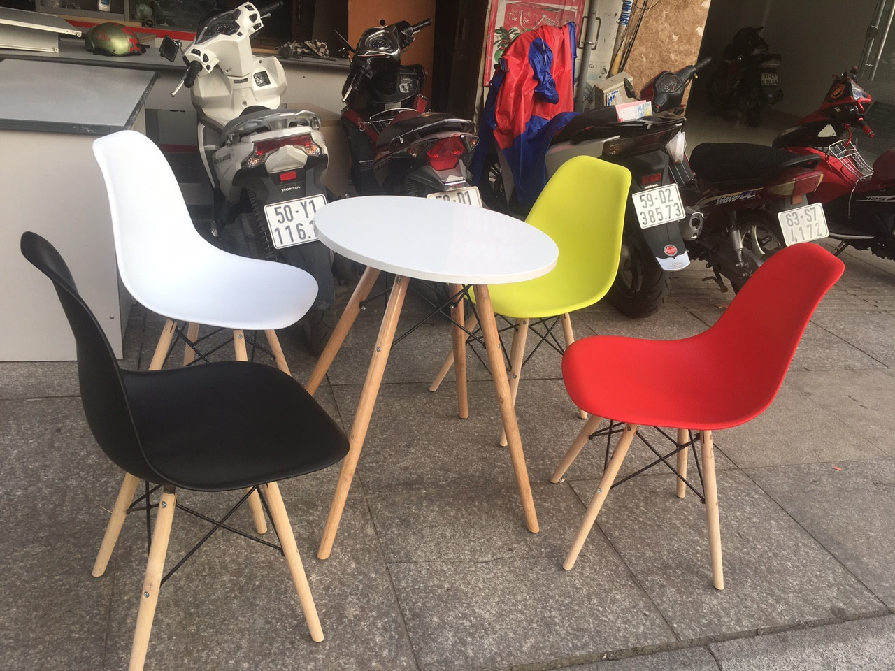 Bộ bàn ghế cafe mặt gỗ phủ men chống ẩm kết hợp ghế nhựa cứng, thích hợp cho không gian ngoài trời