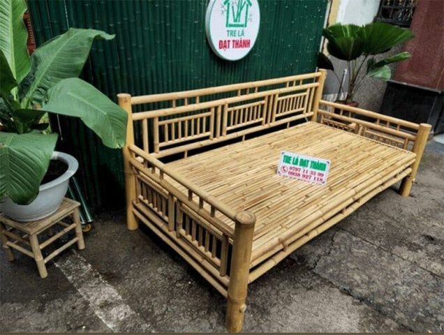 Bộ bàn ghế chõng tre mộc mạc đặt trong không gian sân vườn