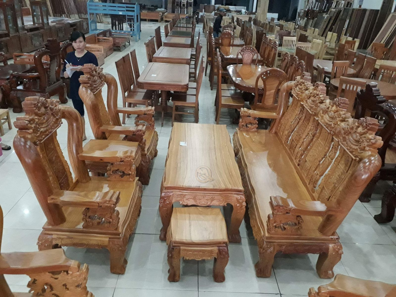 Bộ bàn ghế Đỉnh Nghê 4 tựa tay rồng 12 chạm khắc tinh xảo