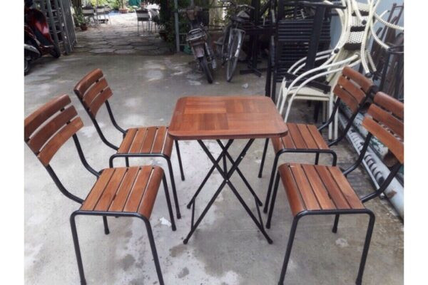 Bộ bàn ghế Fansipan thanh lý mặt gỗ chân sắt cho không gian ngoài trời