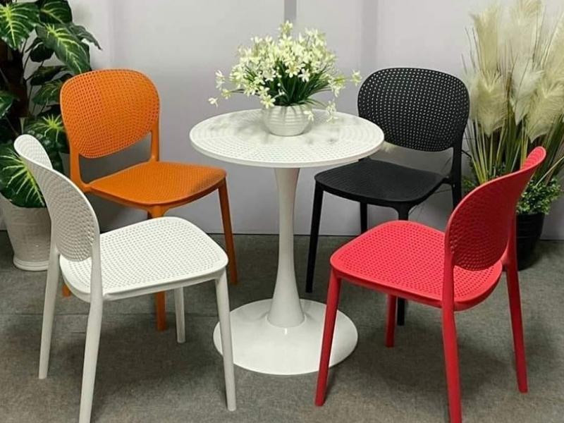 Bộ bàn ghế giá rẻ dưới 1 triệu chất liệu nhựa đa năng, dễ dàng di chuyển.