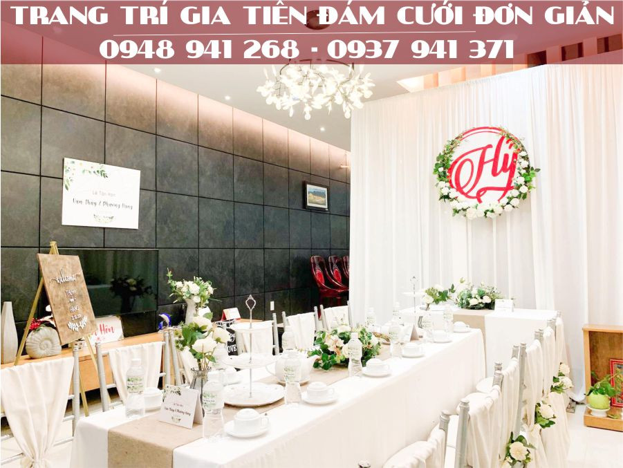 Bộ bàn ghế gia tiên đơn giản nhưng sang trọng, lý tưởng để thuê cho lễ cưới tại nhà
