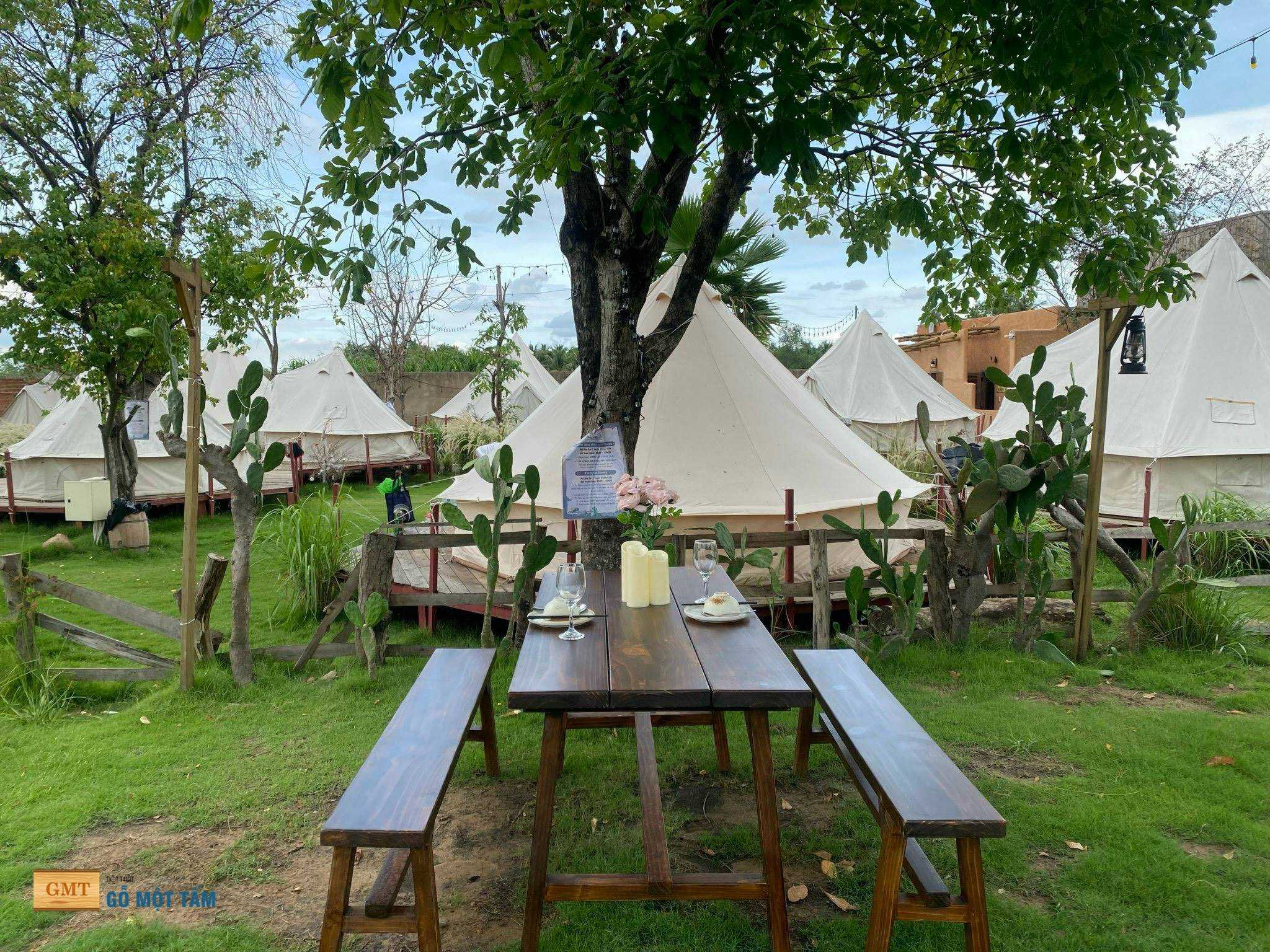 Bộ bàn ghế gỗ dài phong cách cổ điển