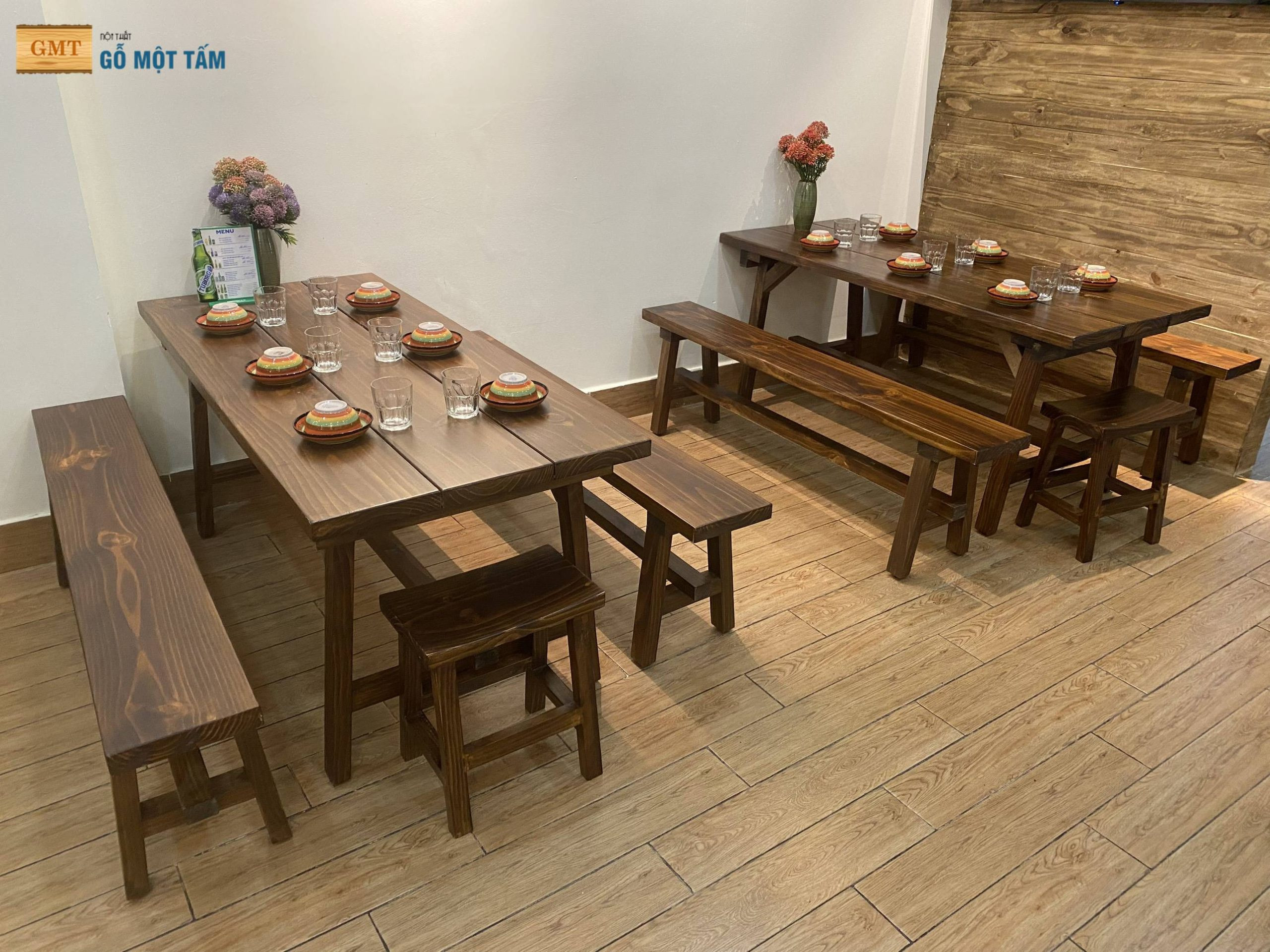 Bộ bàn ghế gỗ dài rustic trong không gian ngoài trời