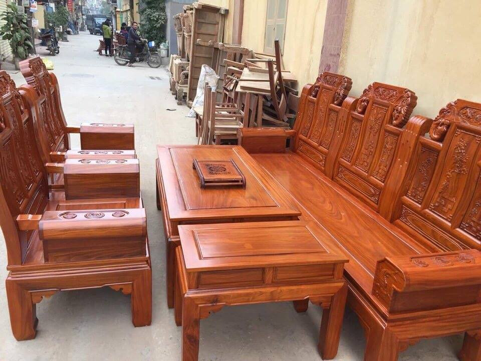 Bộ bàn ghế gỗ gõ đỏ chạm khắc họa tiết Tần Thủy Hoàng, mang đậm nét cổ điển và uy nghi