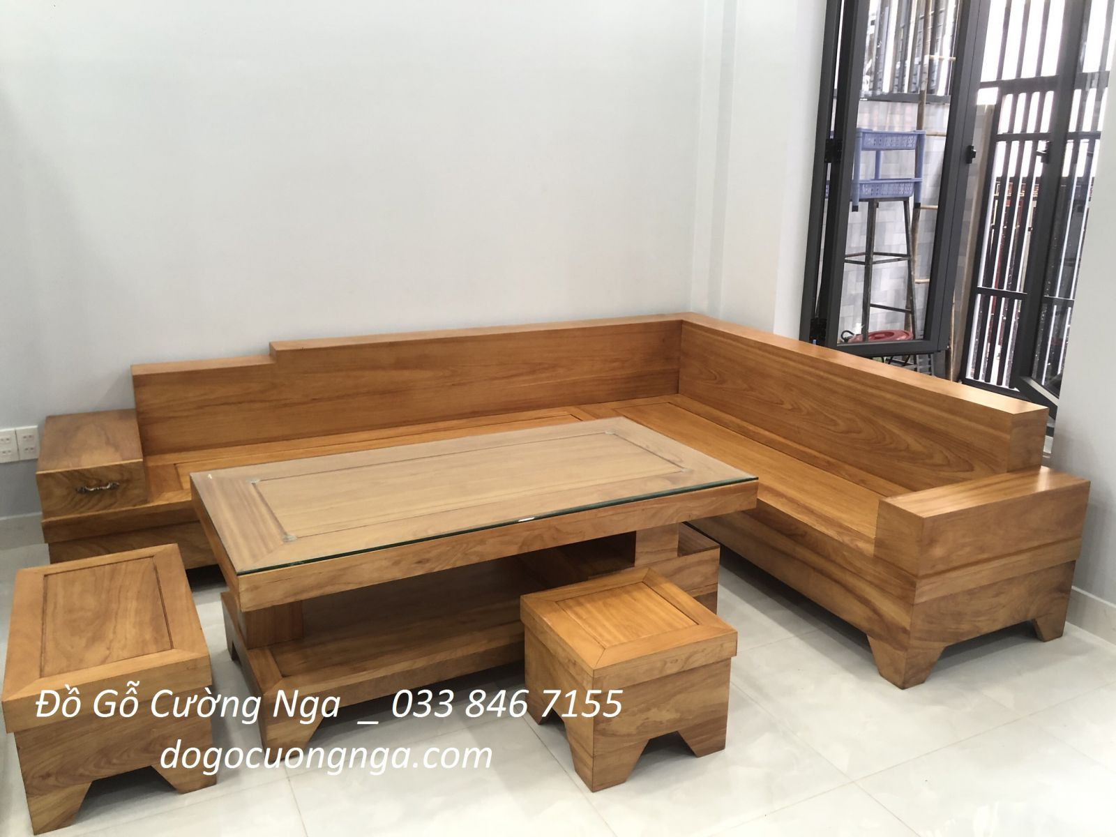 Bộ bàn ghế gỗ gõ tân cổ điển được vận chuyển và lắp đặt tại nhà khách hàng
