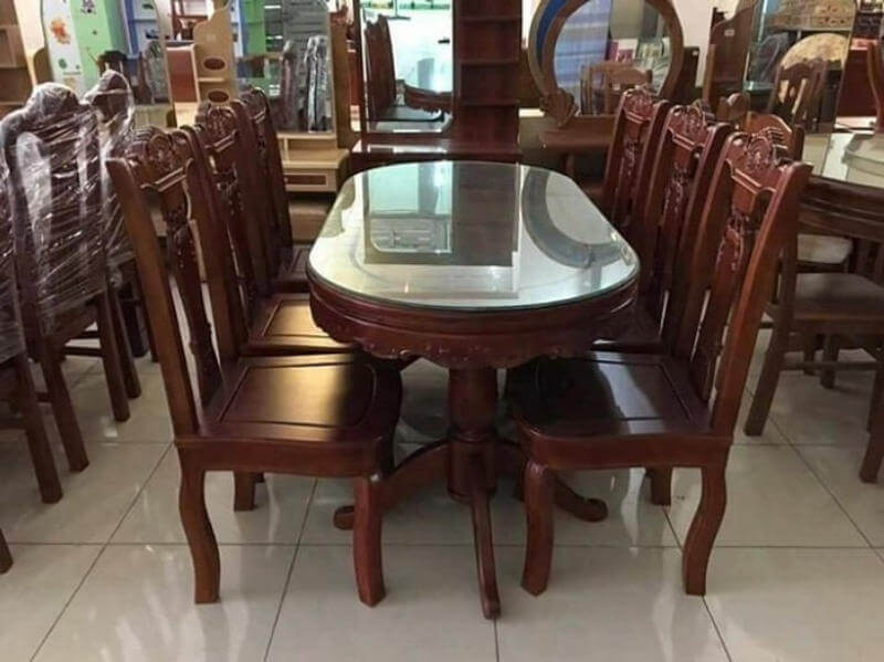 Bộ bàn ghế gỗ gụ Đồng Kỵ 6 ghế hình bầu dục, tạo không gian ăn uống ấm cúng và sang trọng.