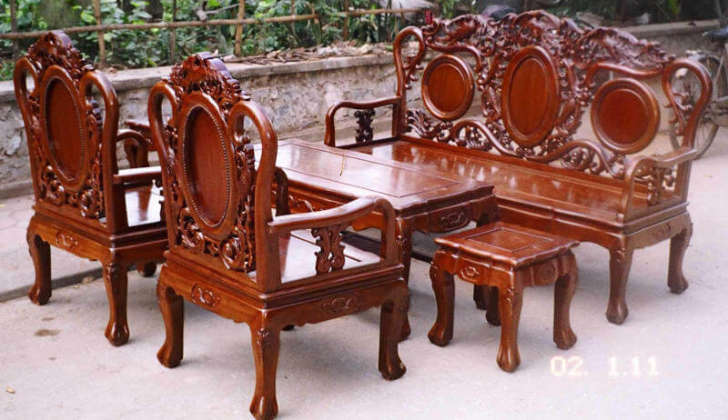 Bộ bàn ghế gỗ gụ Đồng Kỵ tay 16 với họa tiết rồng, sư tử mang ý nghĩa phong thủy tốt lành cho gia chủ.