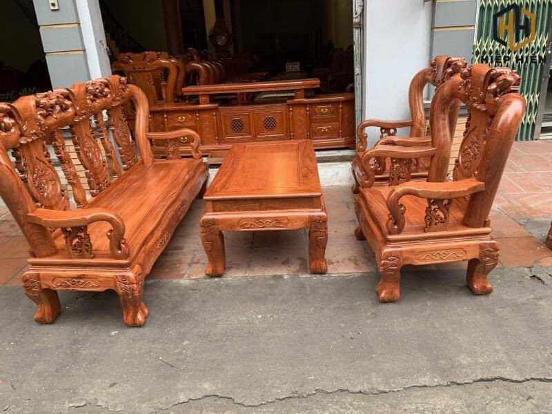 Bộ bàn ghế gỗ gụ Đồng Kỵ tay 8 nhỏ gọn, mang lại cảm giác thân thuộc và ấm cúng cho không gian.