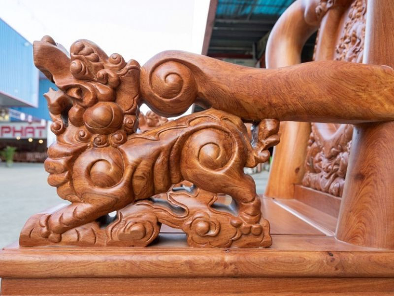Bộ bàn ghế gỗ hương chạm khắc tinh xảo, thể hiện đẳng cấp gia chủ